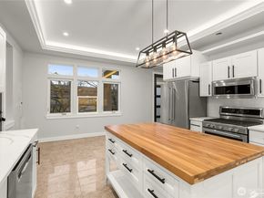 2113 Aurora Avenue N, Seattle WA 98109