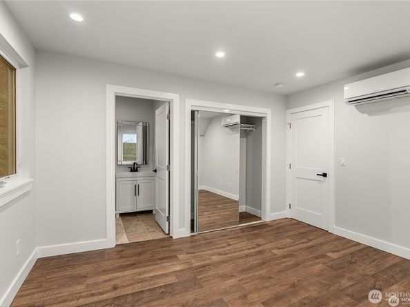 2113 Aurora Avenue N, Seattle WA 98109
