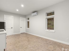 2113 Aurora Avenue N, Seattle WA 98109