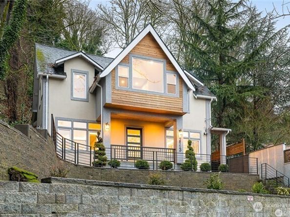 2113 Aurora Avenue N, Seattle WA 98109