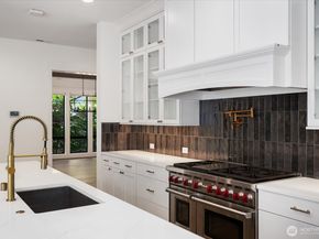 10924 SE 24th Place, Bellevue WA 98004