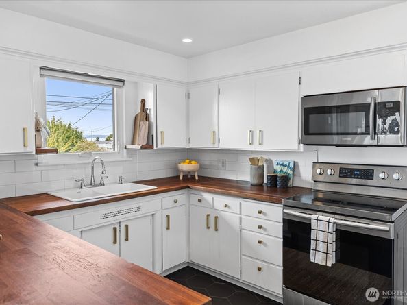 19528 26th Avenue NW, Shoreline WA 98177