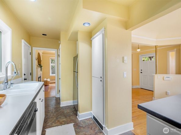 2524 12th Avenue W, Seattle WA 98119