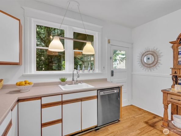 5618 12th Avenue NE, Seattle WA 98105