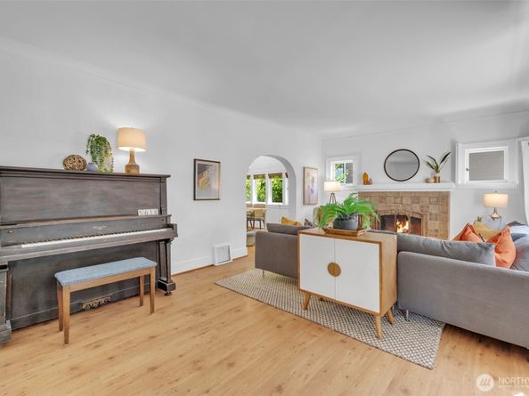 5618 12th Avenue NE, Seattle WA 98105