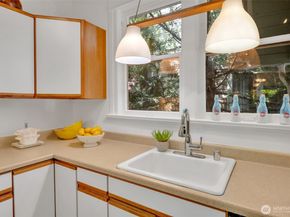 5618 12th Avenue NE, Seattle WA 98105
