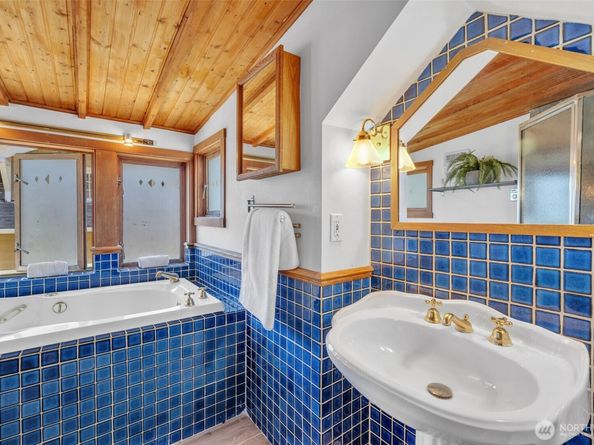5618 12th Avenue NE, Seattle WA 98105