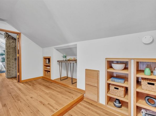 5618 12th Avenue NE, Seattle WA 98105