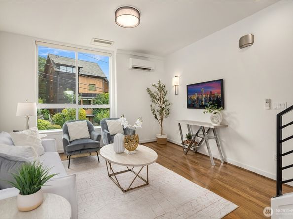 7439 Latona Avenue NE, Seattle WA 98115