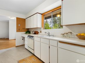 15822 34th Avenue NE, Lake Forest Park WA 98155