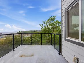 2040 13th Avenue W 13, Seattle WA 98119