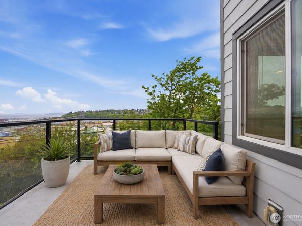 2040 13th Avenue W 13, Seattle WA 98119