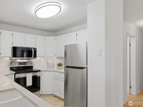 2040 13th Avenue W 13, Seattle WA 98119