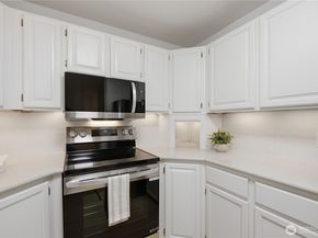 2040 13th Avenue W 13, Seattle WA 98119