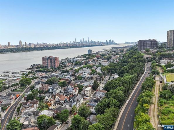32 Hudson Terrace, Edgewater NJ 07020