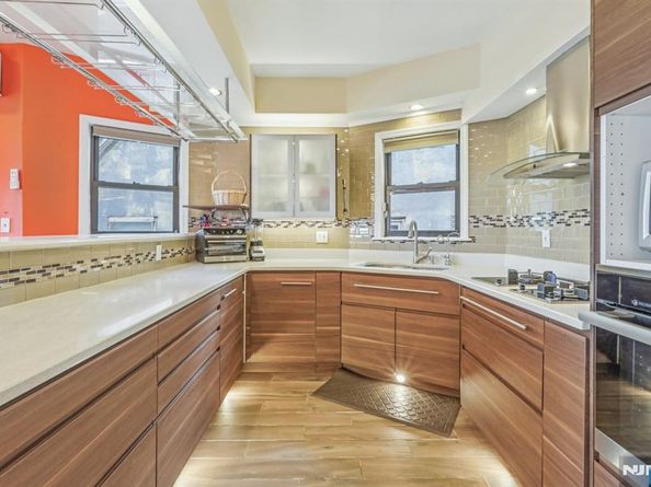 32 Hudson Terrace, Edgewater NJ 07020