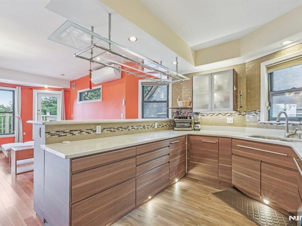 32 Hudson Terrace, Edgewater NJ 07020