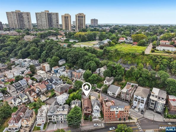 32 Hudson Terrace, Edgewater NJ 07020