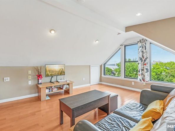 32 Hudson Terrace, Edgewater NJ 07020