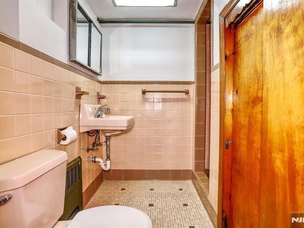 1106 Keswick Place, Fort Lee NJ 07024