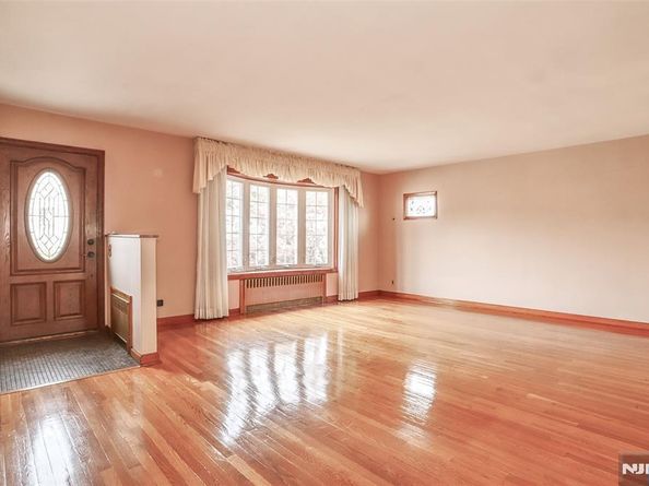 1106 Keswick Place, Fort Lee NJ 07024