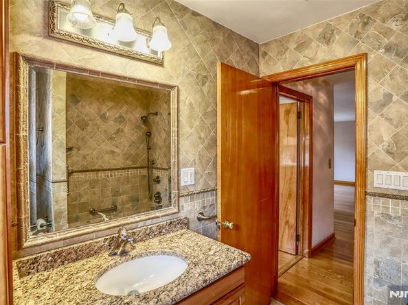 1106 Keswick Place, Fort Lee NJ 07024