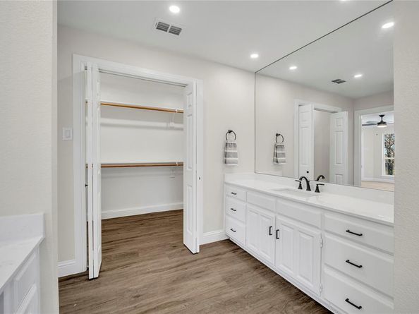 7004  Ledbetter Road , Arlington Texas 76001