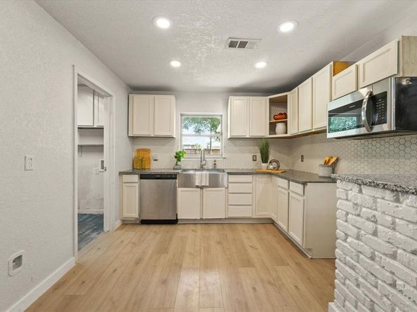 801  Donlee Road , Lancaster Texas 75134