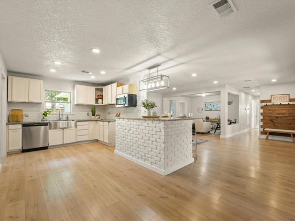 801  Donlee Road , Lancaster Texas 75134