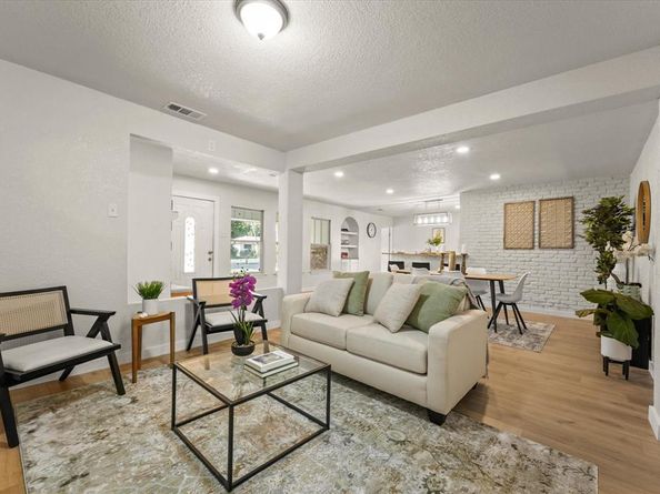 801  Donlee Road , Lancaster Texas 75134