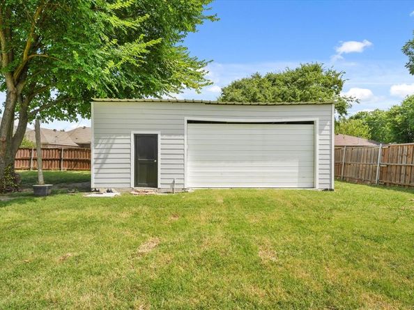 801  Donlee Road , Lancaster Texas 75134