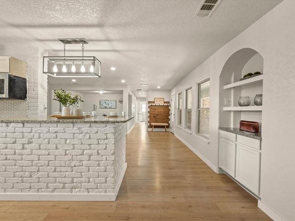 801  Donlee Road , Lancaster Texas 75134