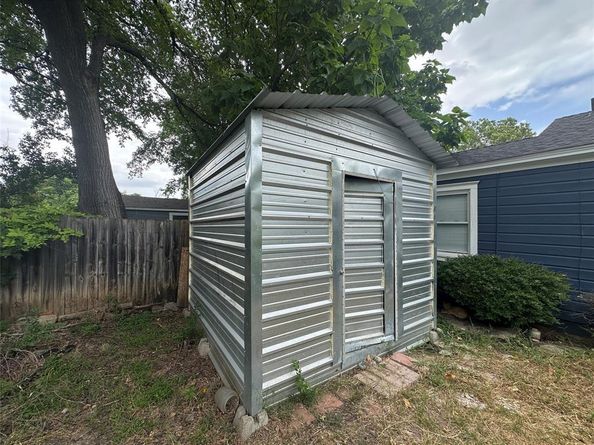 1713  Hemphill Drive , Dallas Texas 75216