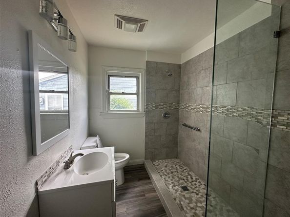 1713  Hemphill Drive , Dallas Texas 75216