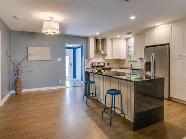 930  Burlington Boulevard , Dallas Texas 75208