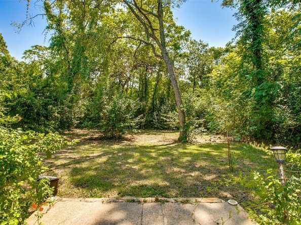 930  Burlington Boulevard , Dallas Texas 75208