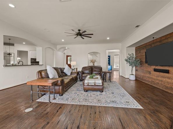 2038  Azalea Trail , Irving Texas 75063