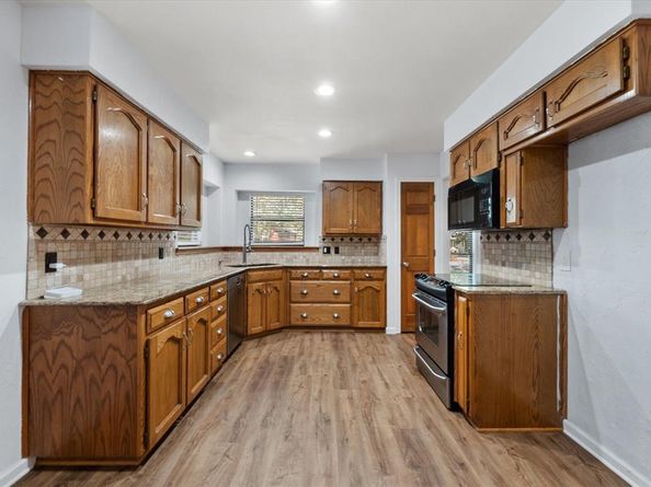 2206  Sand Creek Court , Arlington Texas 76006