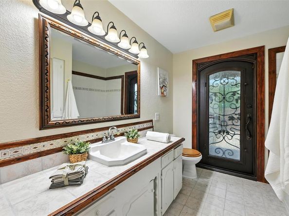 1323  Dublin Street , Grapevine Texas 76051