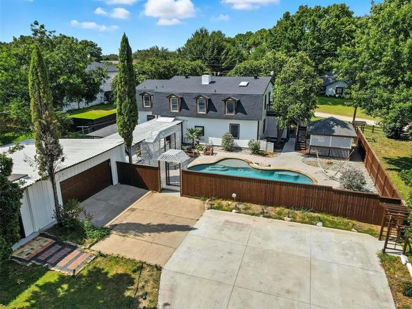 1323  Dublin Street , Grapevine Texas 76051