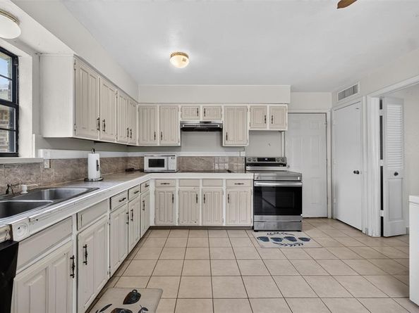 1722  Leicester Street , Garland Texas 75044