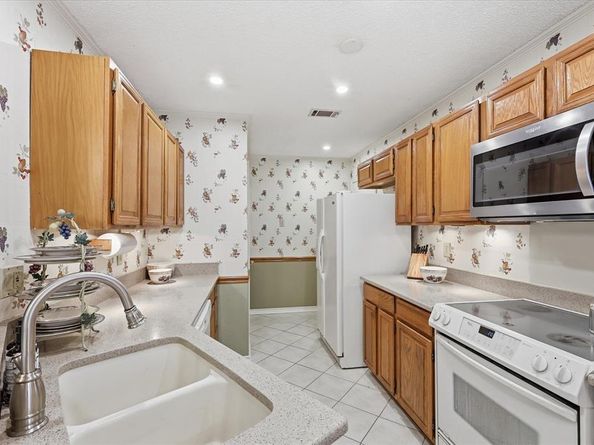 18095  Whispering Gables Lane , Dallas Texas 75287