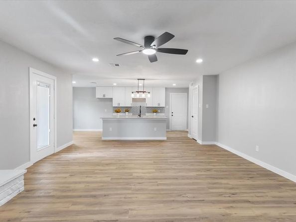 706 W Five Mile Parkway , Dallas Texas 75224