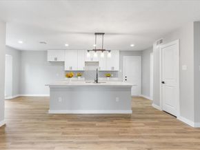 706 W Five Mile Parkway , Dallas Texas 75224