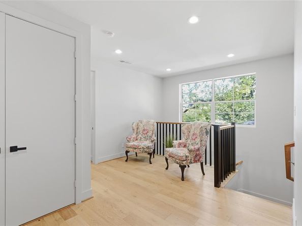 1005  Mount Auburn Avenue , Dallas Texas 75223