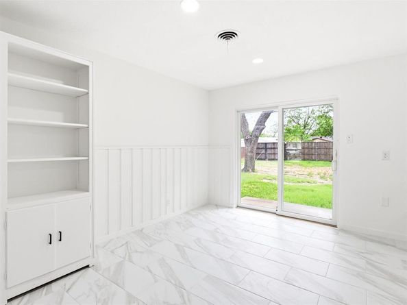 1112  Noble Avenue , Carrollton Texas 75006