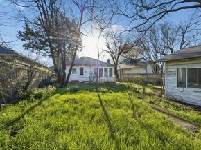 627 N Winnetka Avenue , Dallas Texas 75208