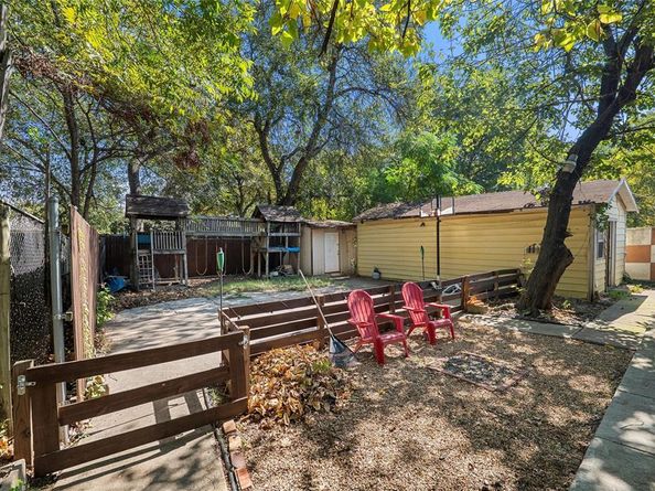 518  Red bud Lane , Cockrell Hill Texas 75211