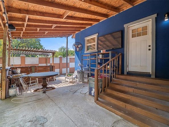 518  Red bud Lane , Cockrell Hill Texas 75211