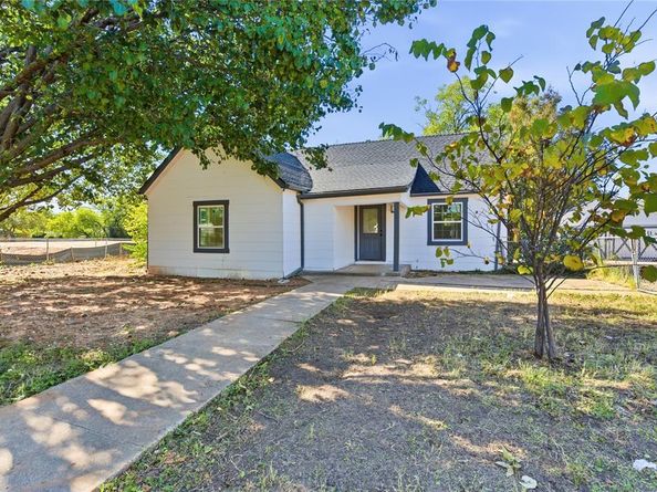 3229  Meadow Oaks Drive , Haltom City Texas 76117